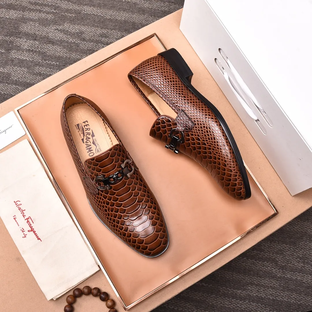 Men's shoes 💰540📛📛(water-dyed cowhide) Salvatore Ferragamo high-end (Salvatore Ferragamo) is the world's top luxury footwear brand. It comes from the fashion kingdom of Italy and is famous all over the world for its traditional handmade design and novel styles...🚶🏻🚶🏻New suit shoes are available simultaneously at the counter. This model is purely handmade. The fabric is imported from Italy's original first-layer cowhide. Soft water-dyed cowhide lining. Original authentic outsole🌀🌀Size: 38➖45